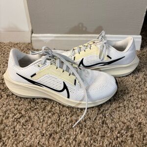 Nike White and Black Women's Running Shoes - Zoom Air Pegasus